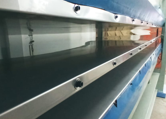Prensa industrial utilizada para el pegado de puertas placa